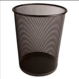 Un papelero de rejilla de metal es un cesto de residuos ligero, ventilado y resistente.